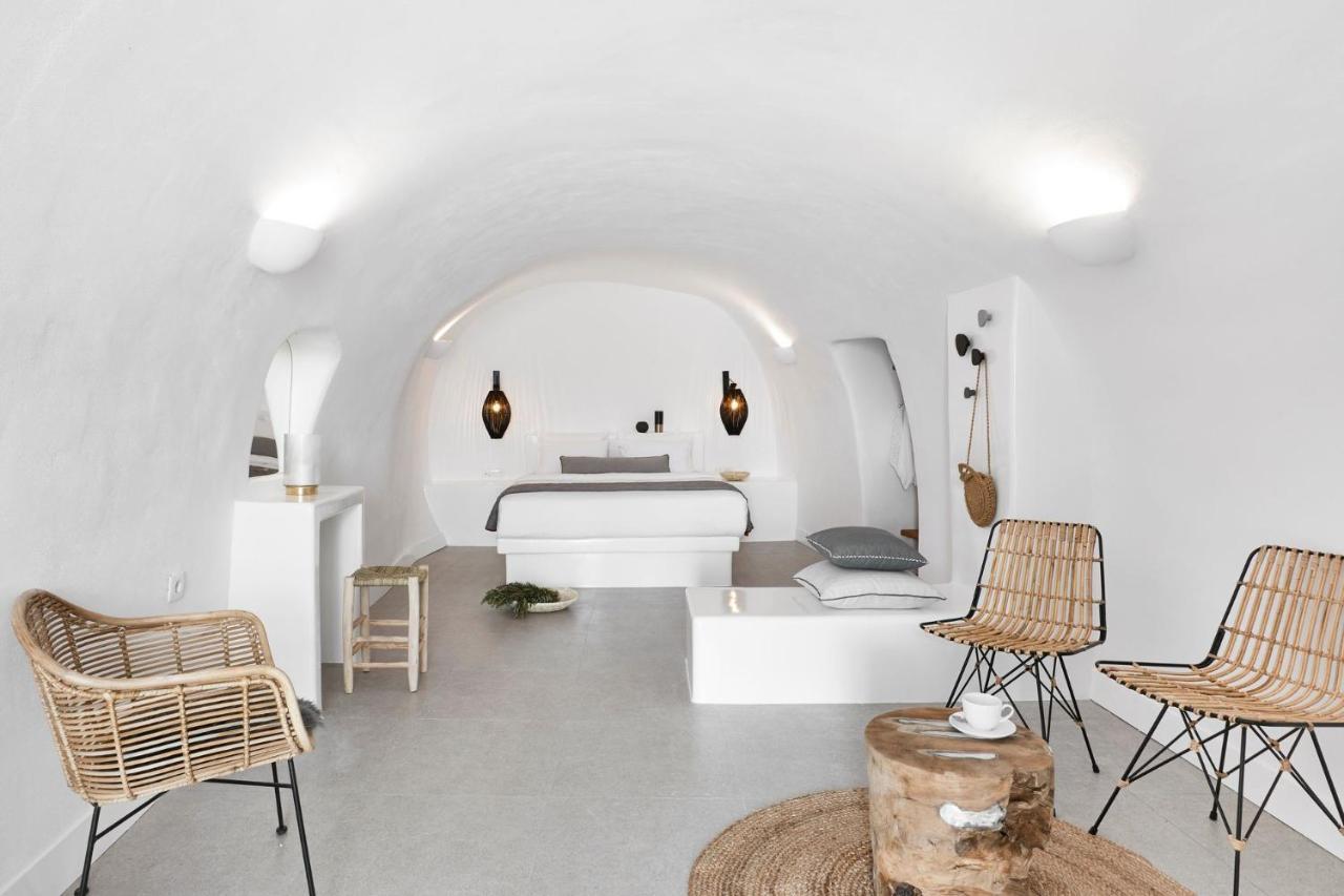 Caldera Bliss Cave - Oia, Santorini - Private Terrace & Outdoor Hot Tub - Breathtaking Caldera Views Villa *