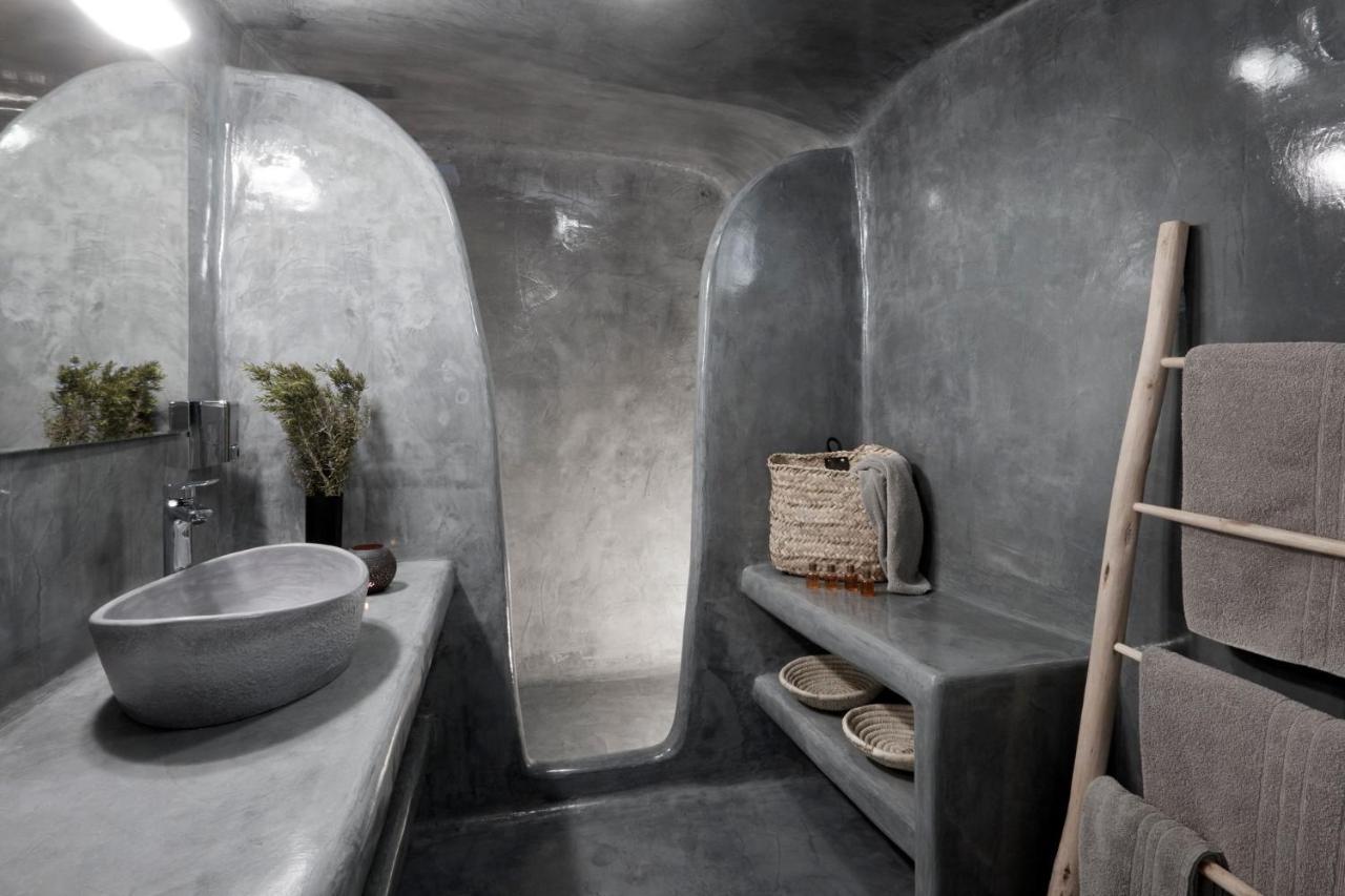 Caldera Bliss Cave - Oia, Santorini - Private Terrace & Outdoor Hot Tub - Breathtaking Caldera Views Villa *