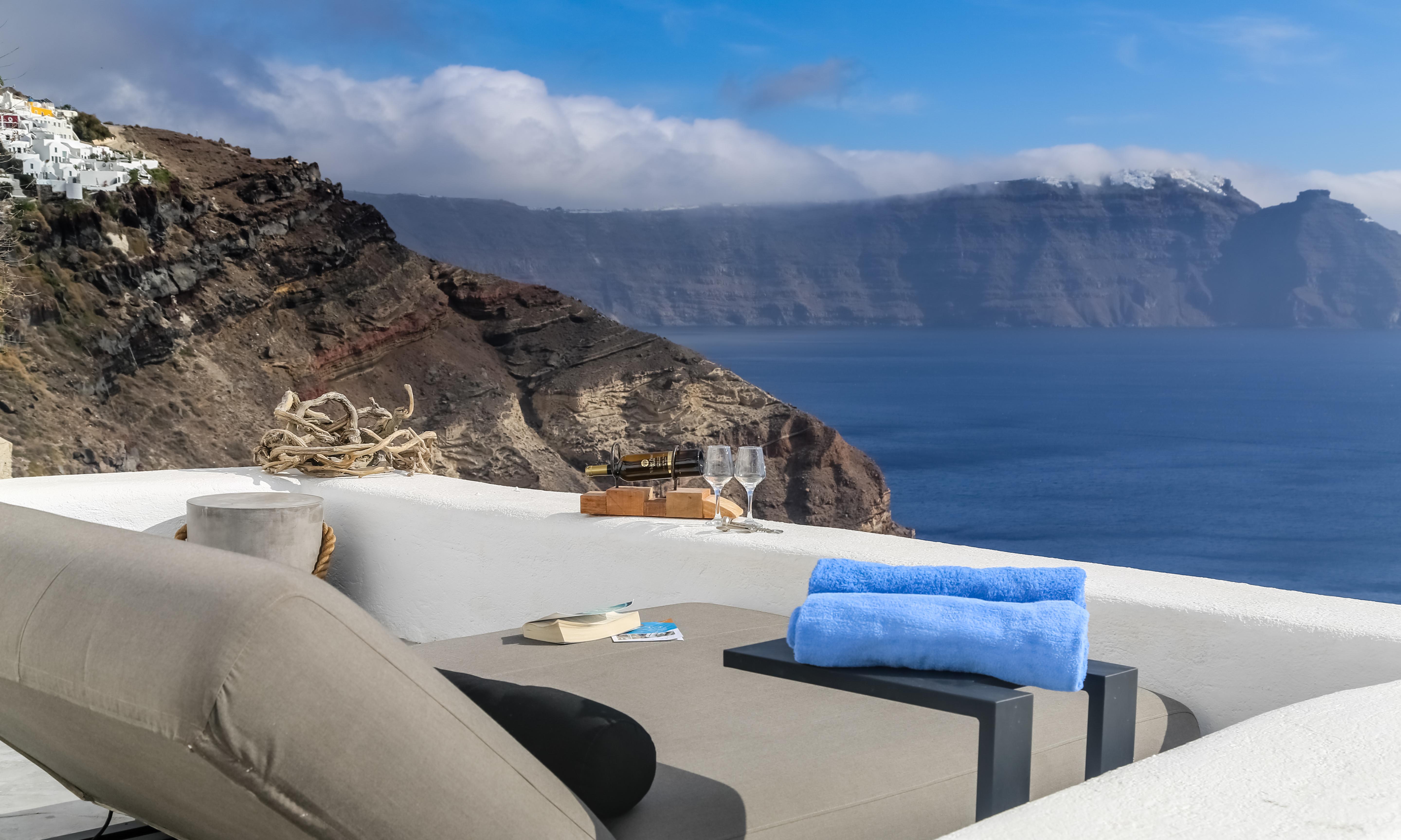 White Pearl Oia (Santorini)