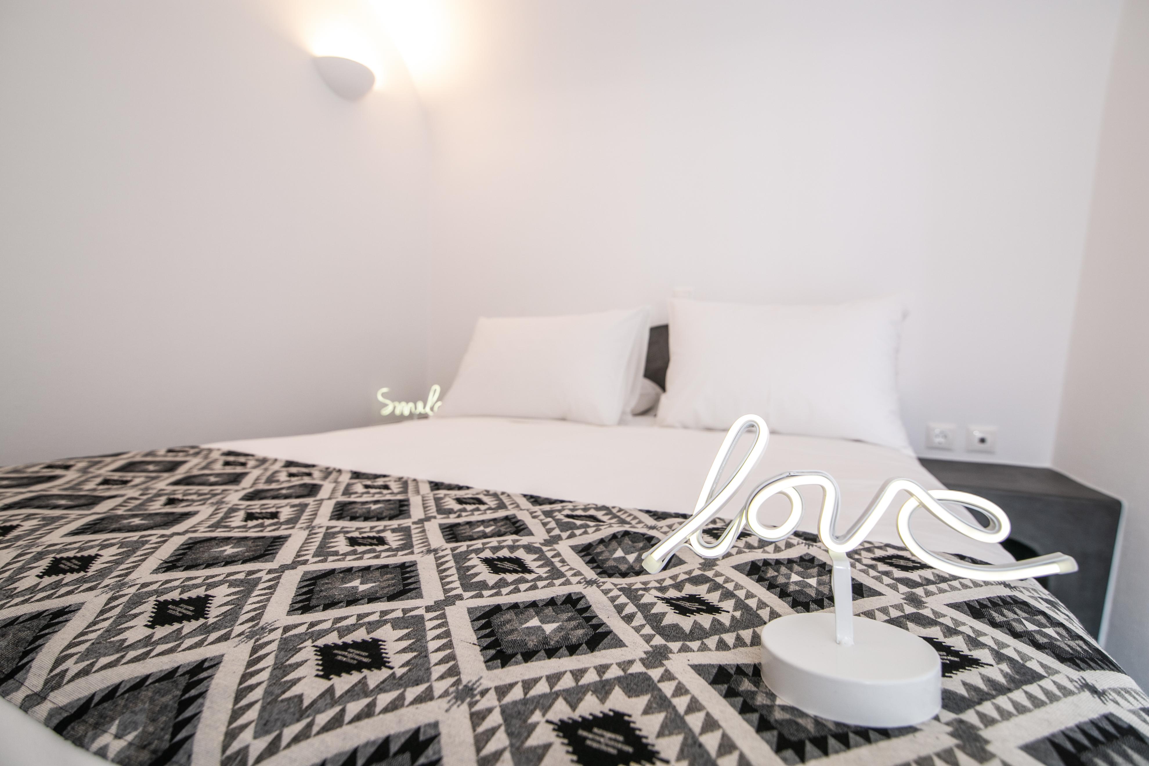 White Pearl * Oia (Santorini)