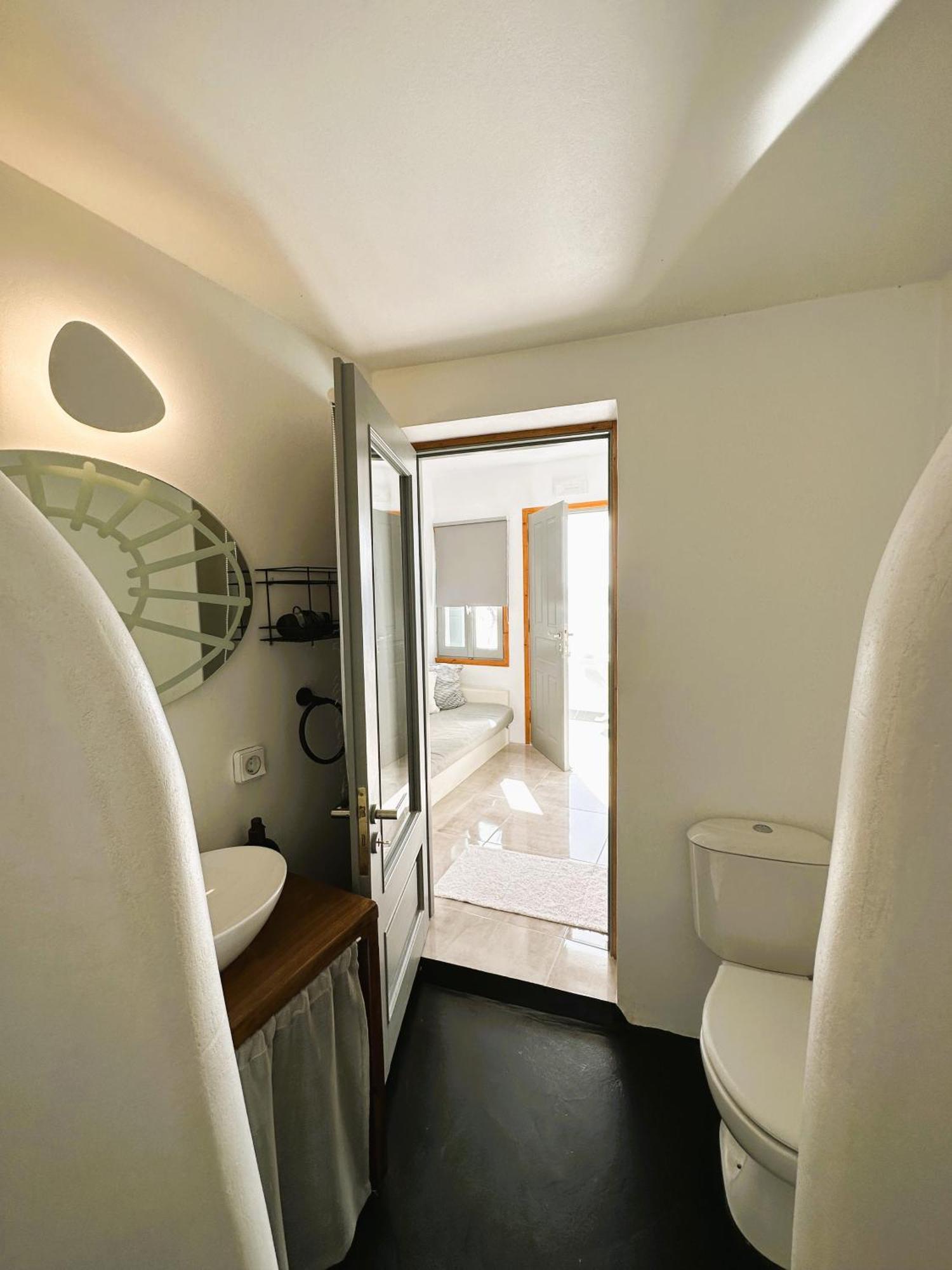 Lioyerma Cave Villa2 With Private Hot Tub * Oía