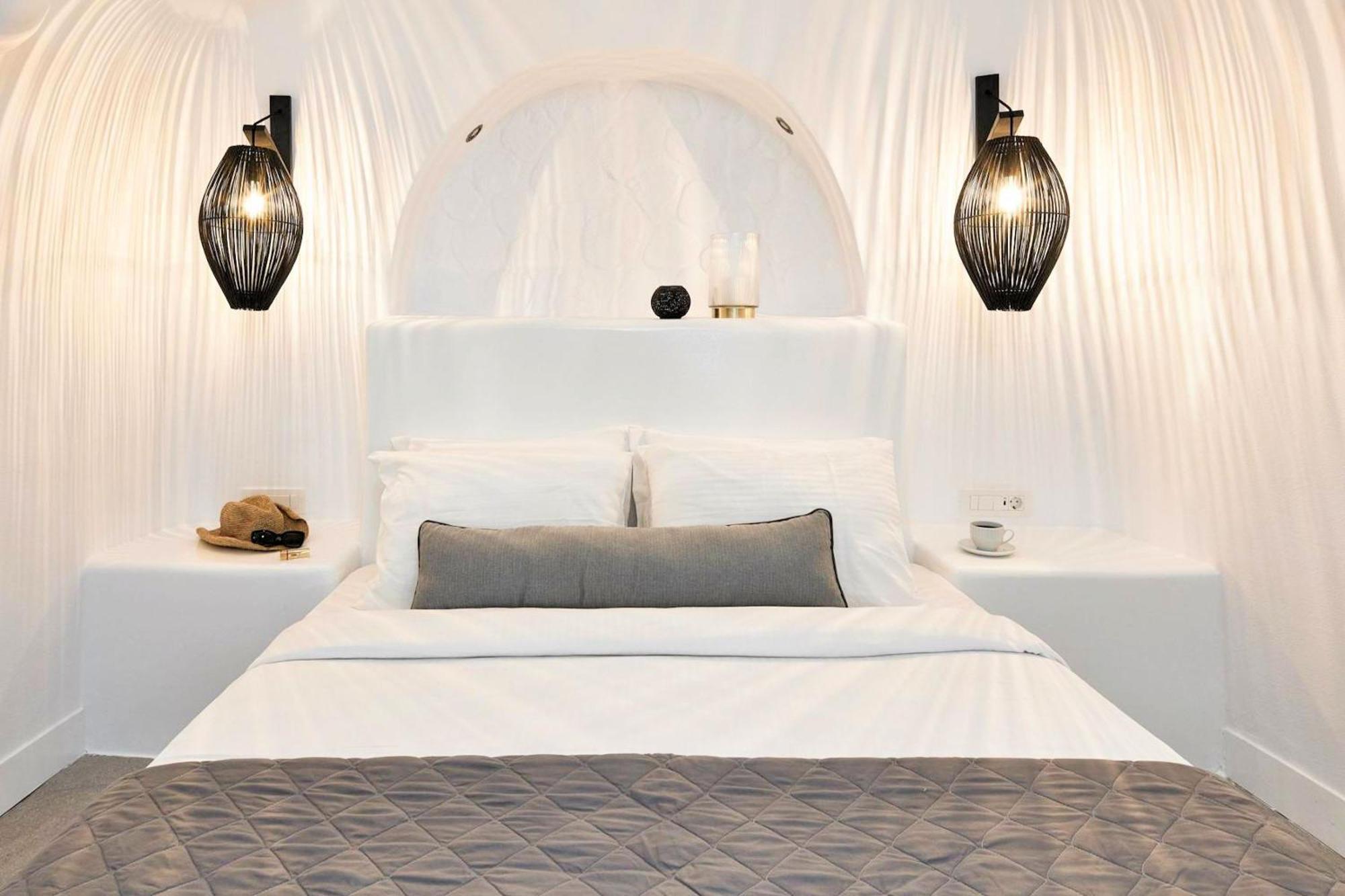 Villa Caldera Horizon Grand Cave Villa Oia, Santorini Private Terrace Outdoor Hot Tub Breathtaking Caldera Views *