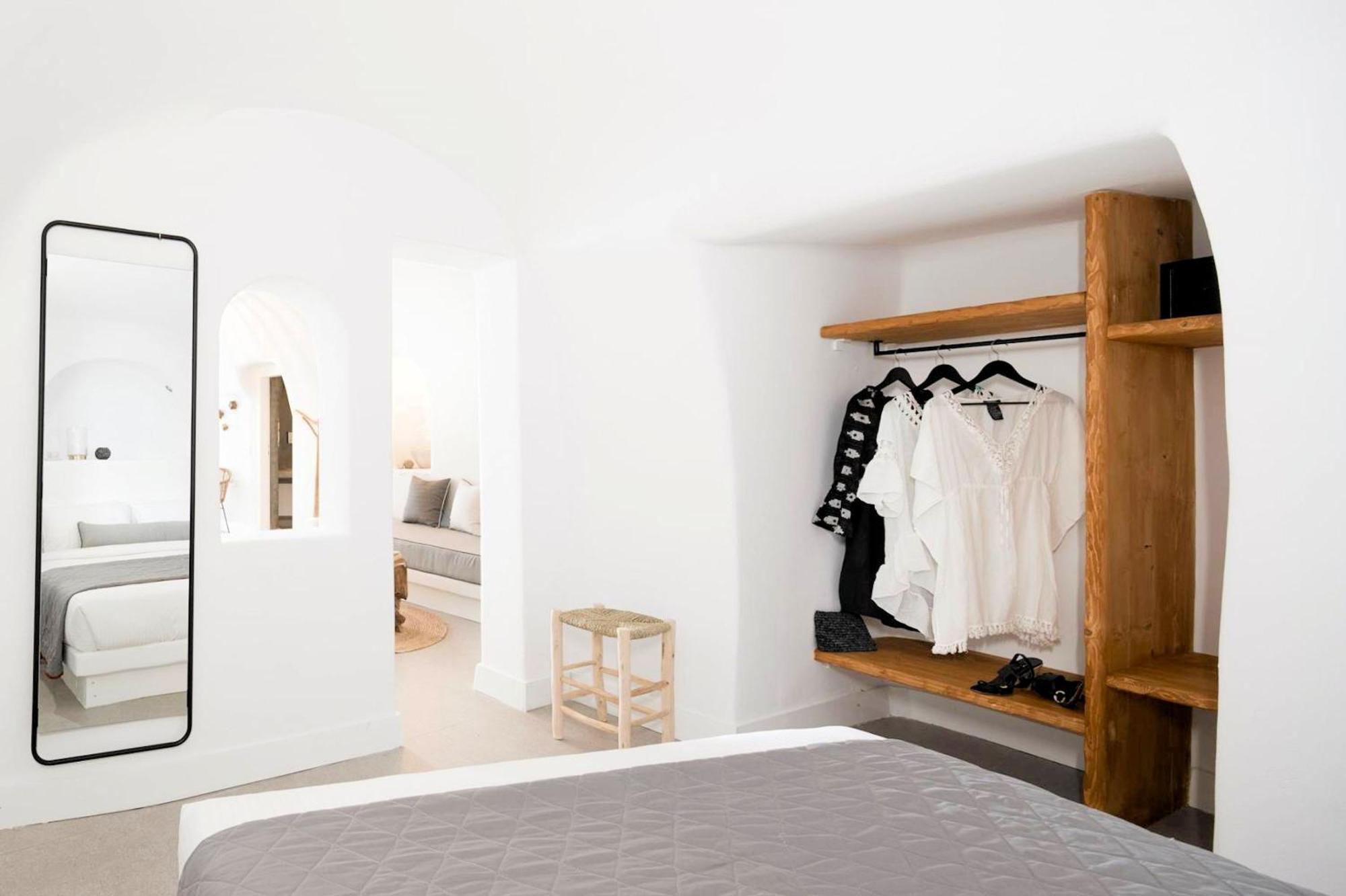 Caldera Horizon Grand Cave Villa Oia, Santorini Private Terrace Outdoor Hot Tub Breathtaking Caldera Views *