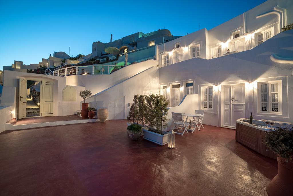 Cave Oia (Santorini)
