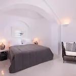 Pezoules Of Oia