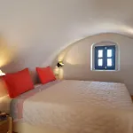 Life Mansion In Oia