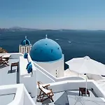 Located In The Very Heart Of Oia !