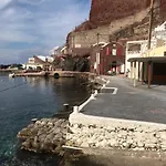 Fisherman\'S Nest In Ammoudi Bay/Oia