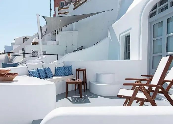 Located In The Very Heart Of Oia !