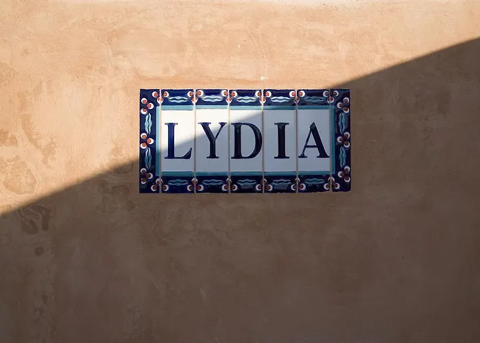 Lydia Cavehouse