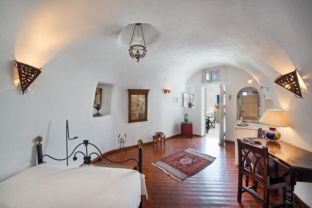 Heliophos Boutique Caves Aparthotel Oia (Santorini)