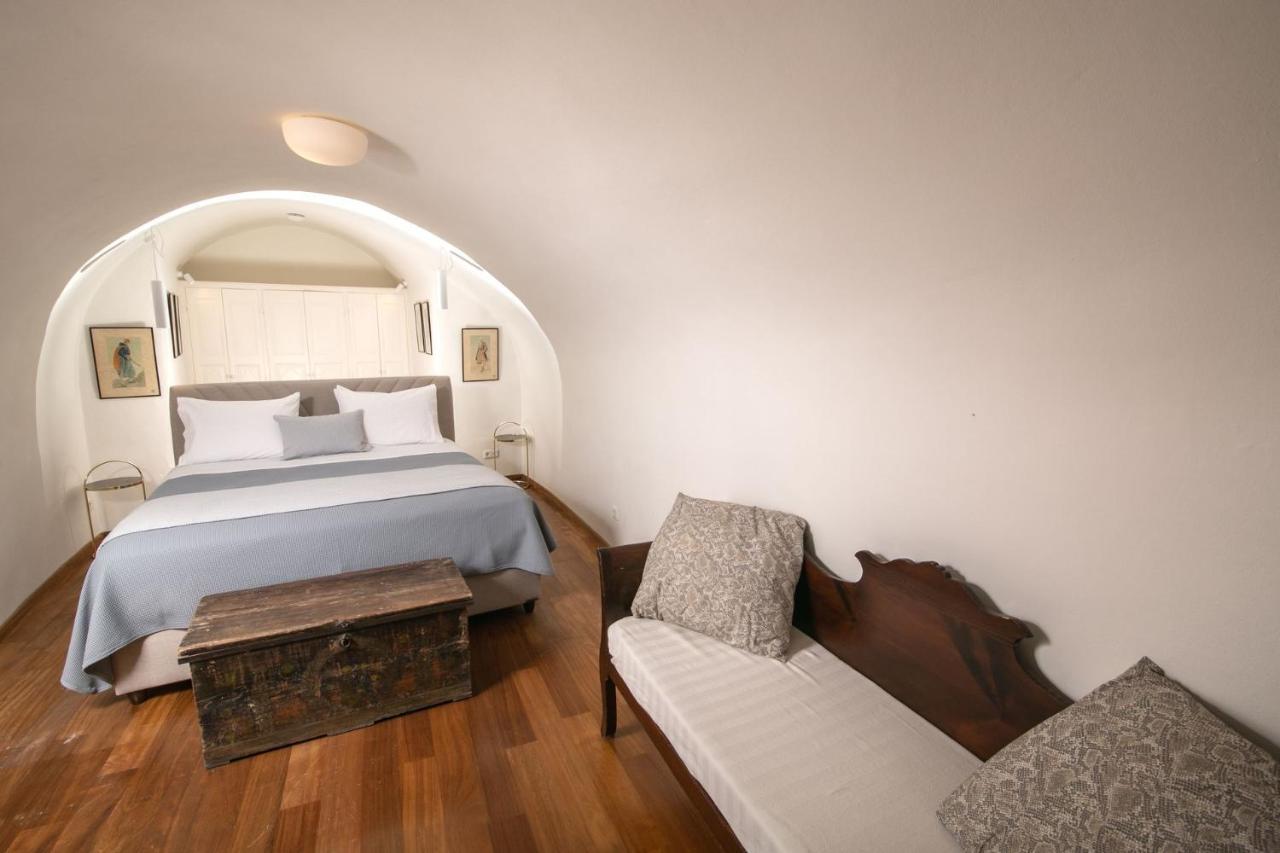Elegant Santorini Villa Ioulia Private Pool Air Conditioning 3 Bedrooms Villa *
