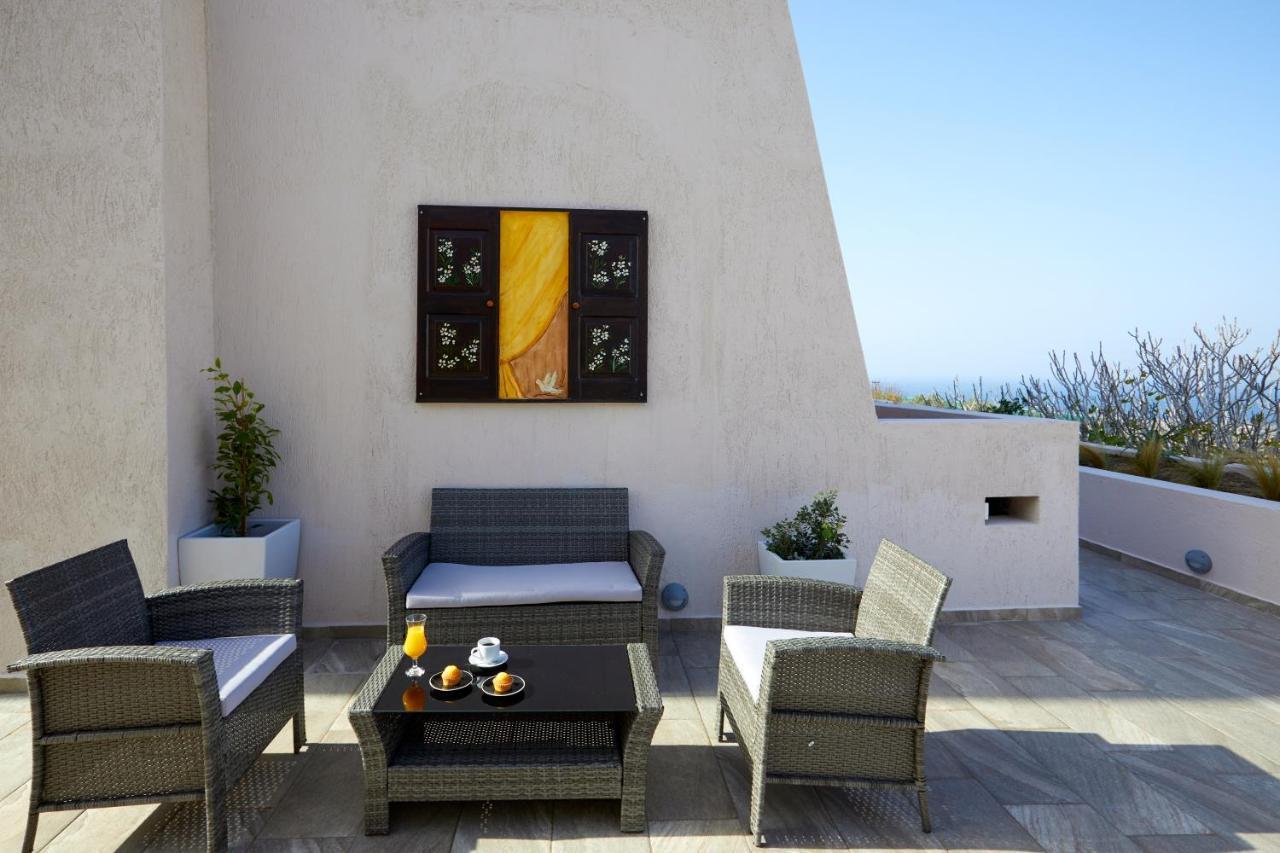 Alyvia Oia (Santorini)