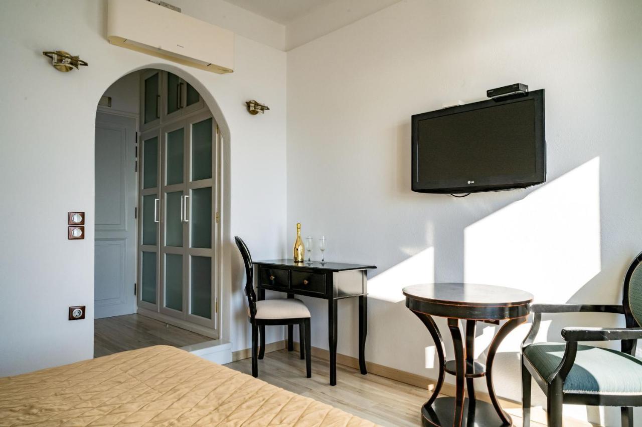 Delfini Aparthotel Oia (Santorini)