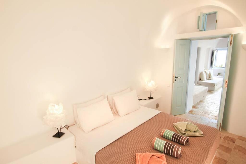 Dionyssos Cave House Oia (Santorini)
