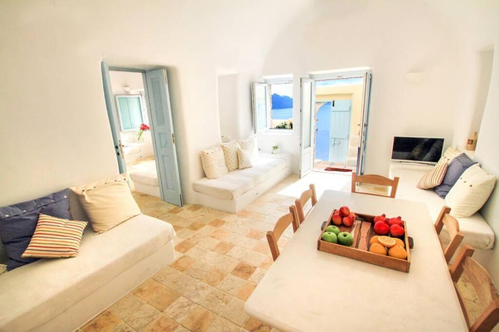 Dionyssos Cave House Oia (Santorini)