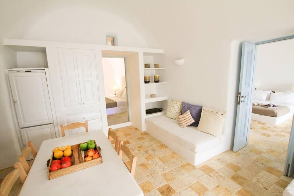 Dionyssos Cave House Oia (Santorini)