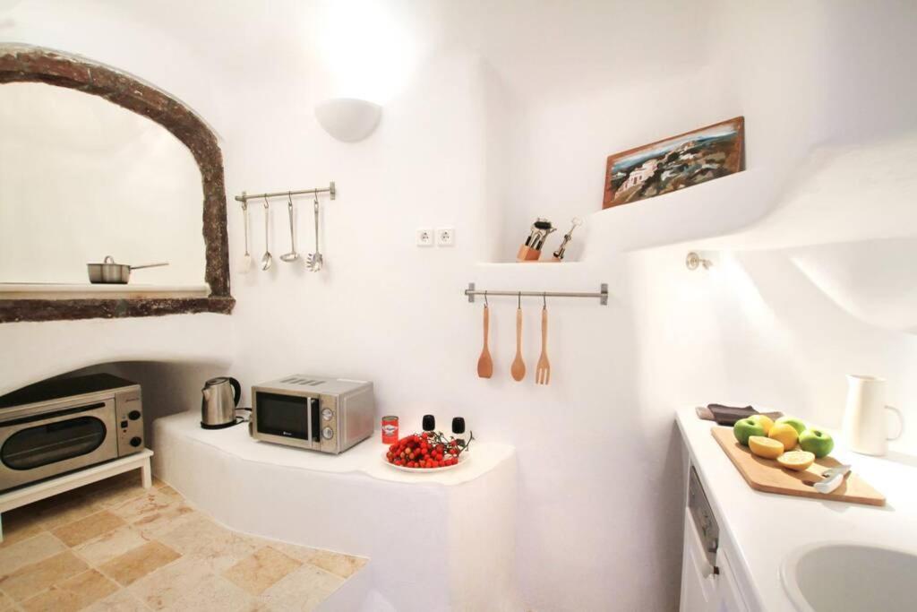 Dionyssos Cave House * Oia (Santorini)