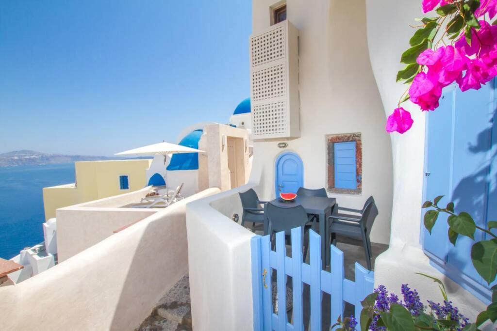 Twin Cave House Oia (Santorini)