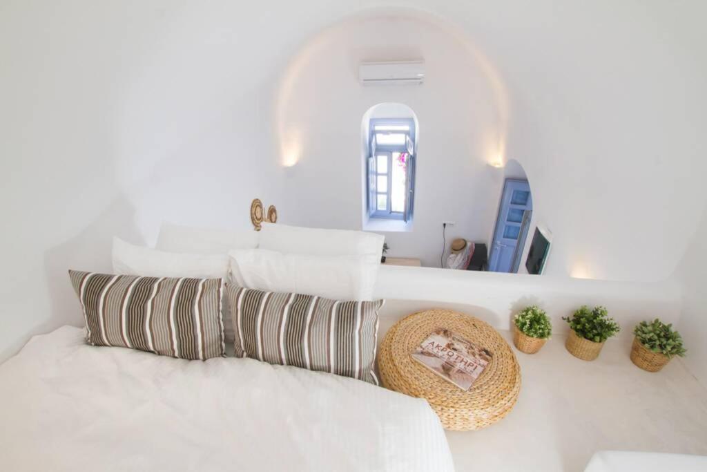 Twin Cave House Oia (Santorini)