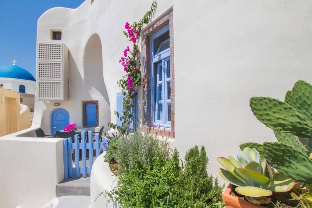 Twin Cave House * Oia (Santorini)