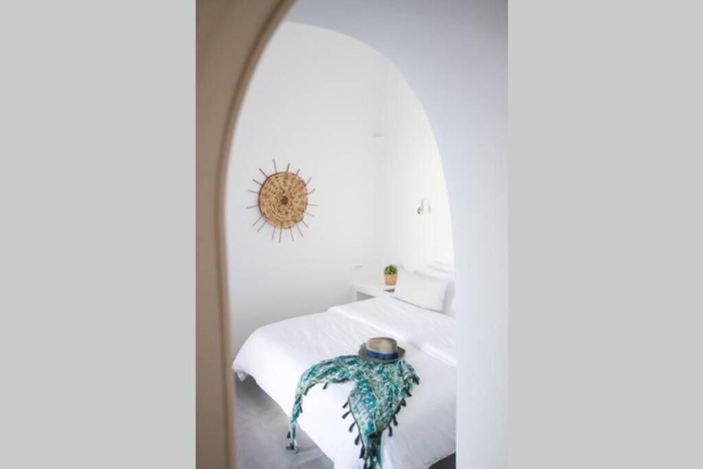 Twin Cave House * Oia (Santorini)