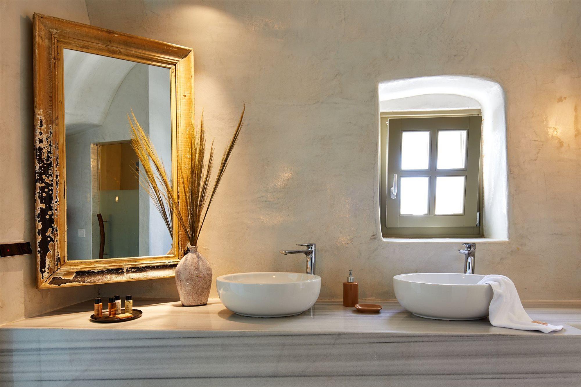 Rhenia's Hotel Oia (Santorini)