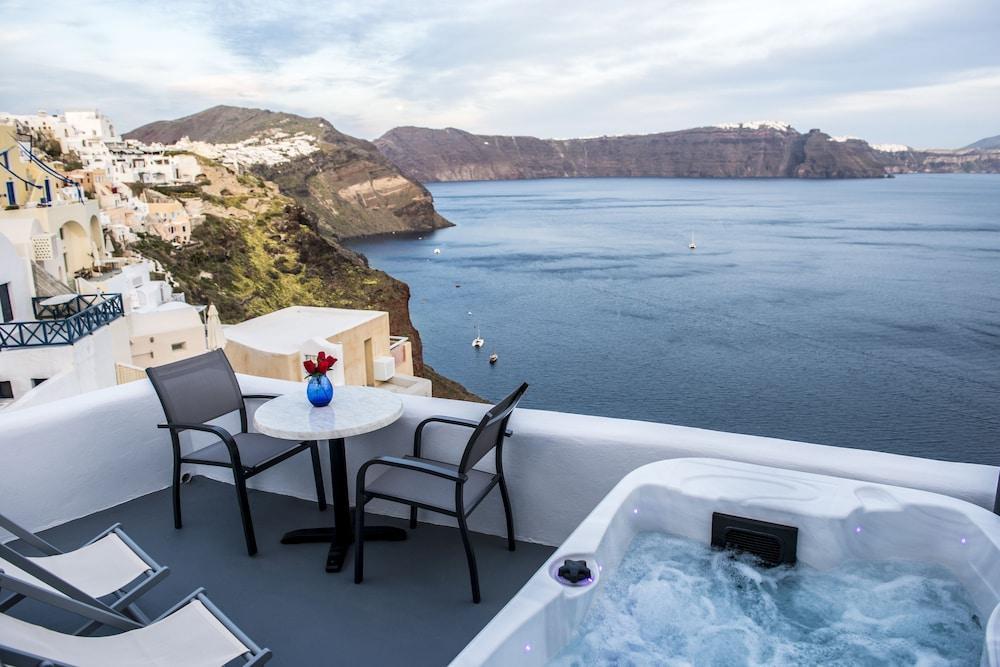 Virginia's Cave Villa Oia (Santorini)