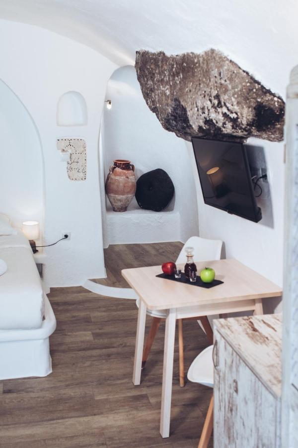 Gemini Caves Oia (Santorini)