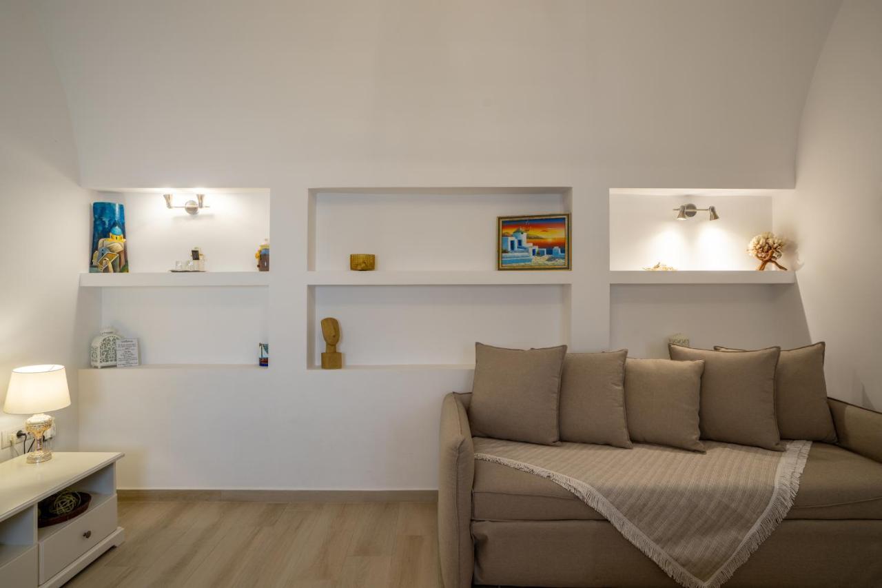 Casa Sigala Arch * Oía