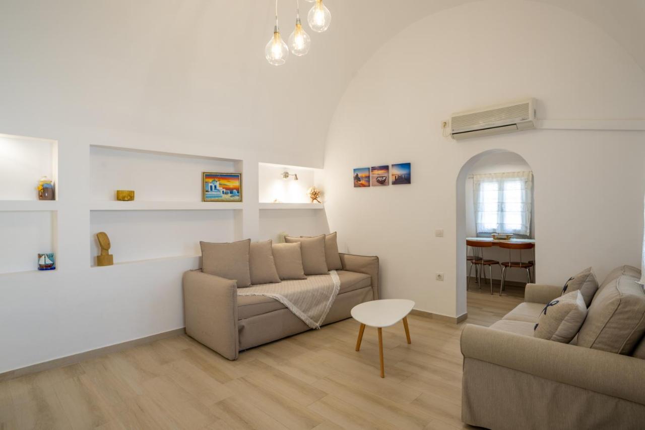 Casa Sigala Arch * Oía