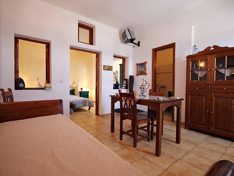Vrachia & Oia (Santorini)