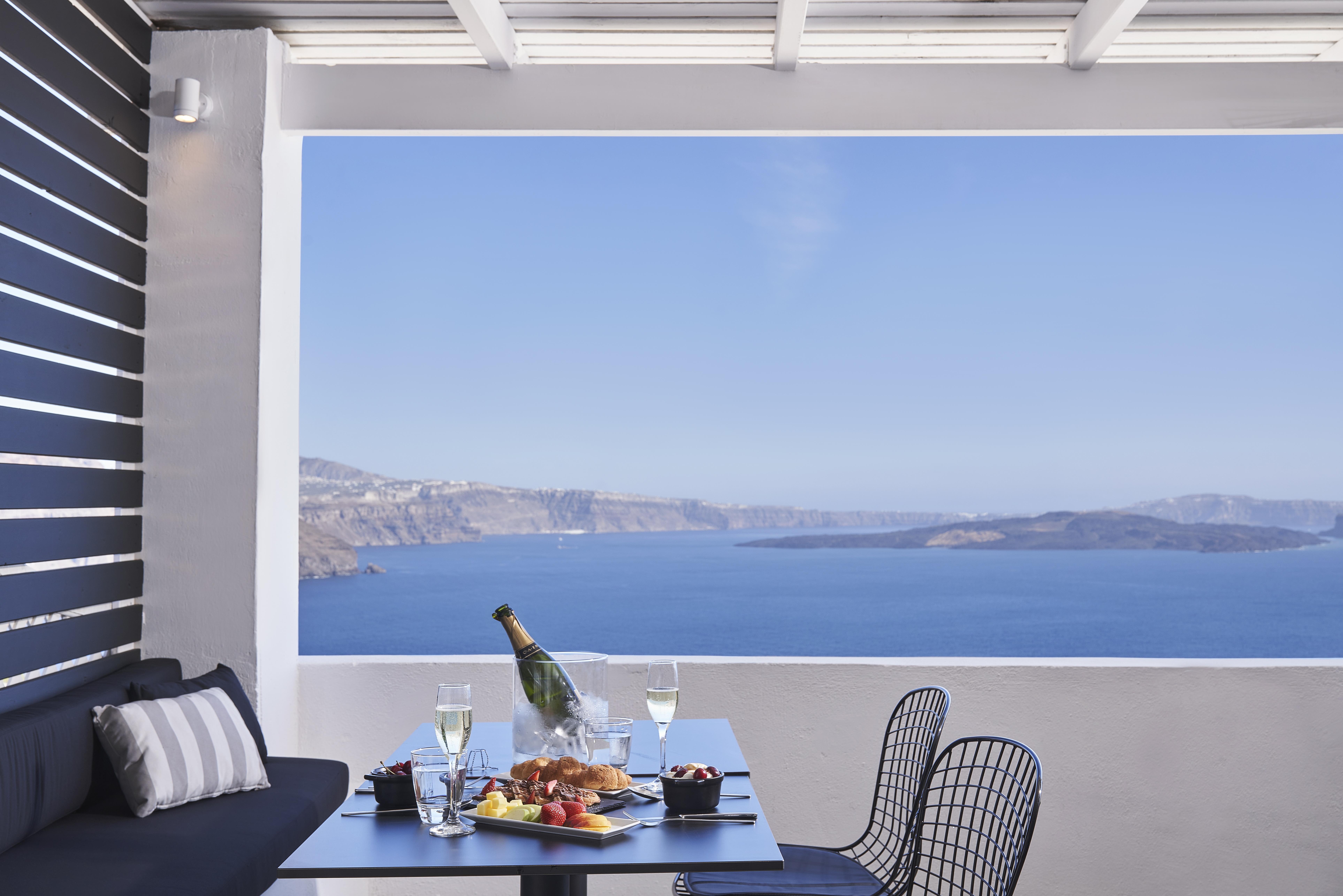 Mr And Mrs White - Santorini 4*