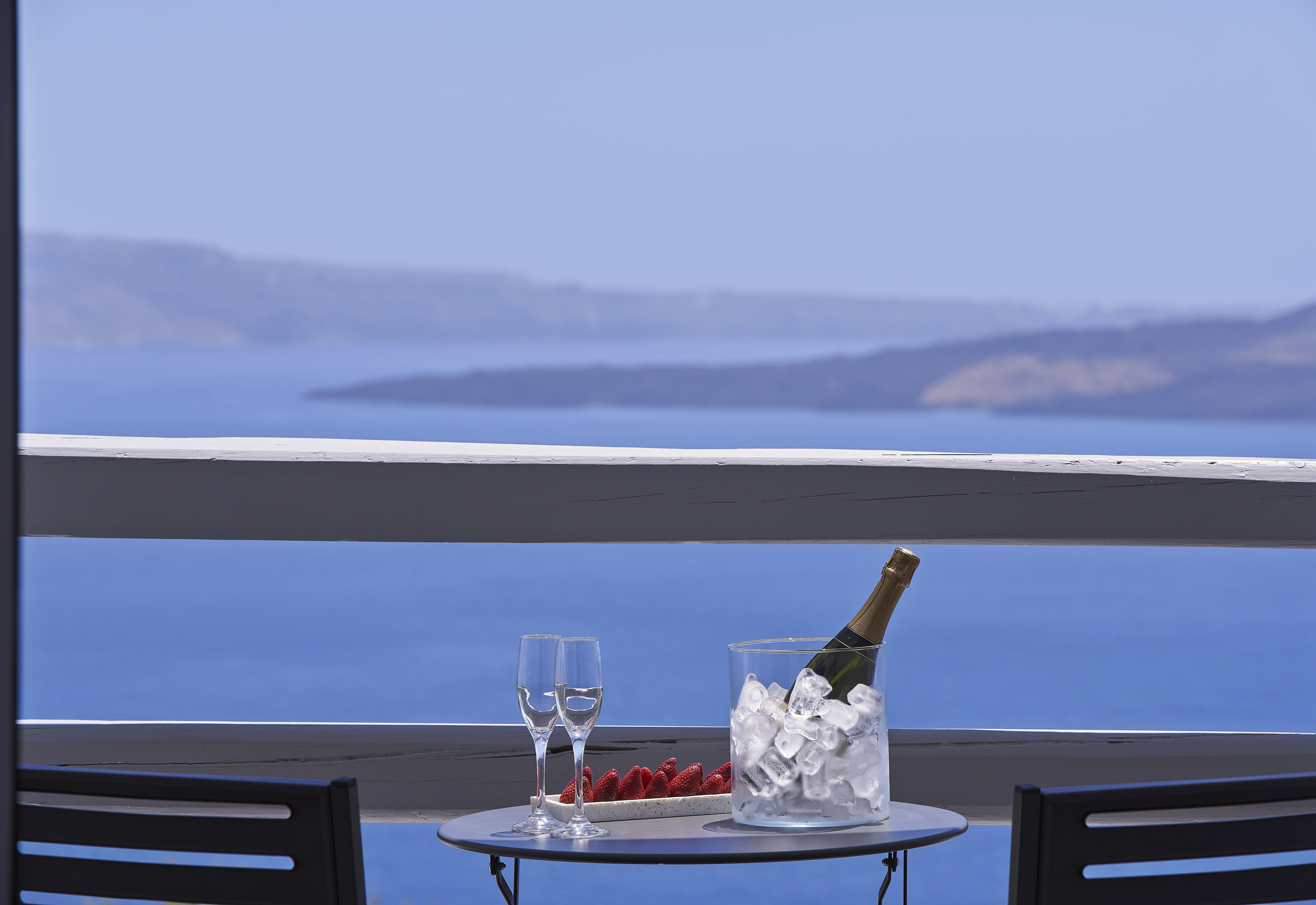 Mr And Mrs White - Santorini 4*