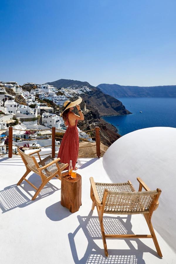 Rhenia's Oia (Santorini)