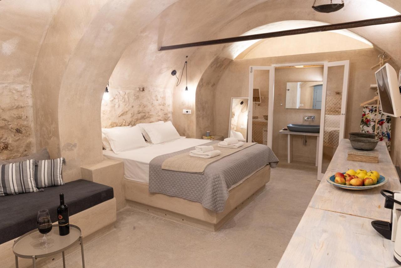 Oia's Cellars Apartment