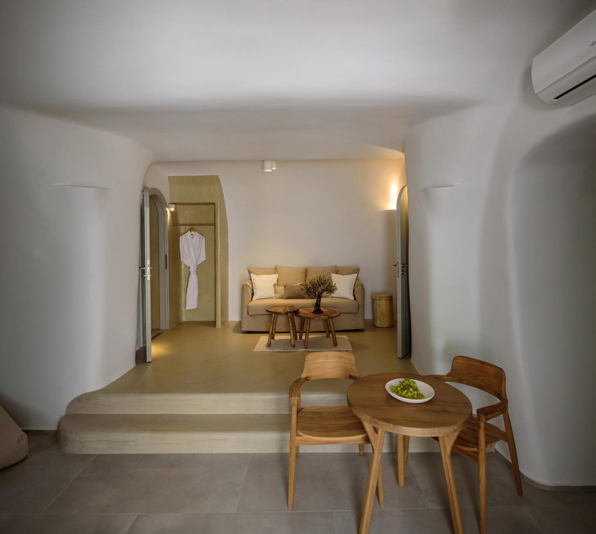Treasures Art Oia (Santorini)