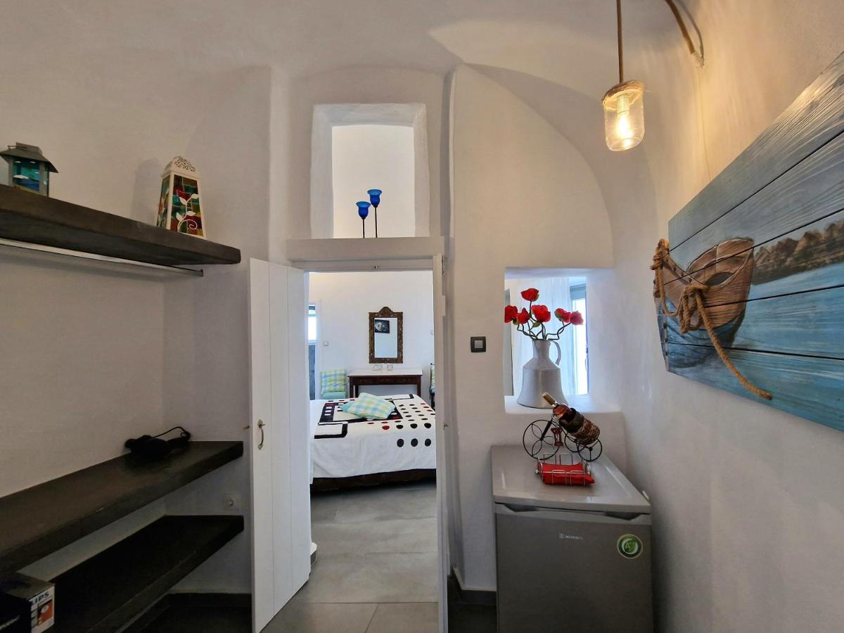 Aqua & Terra Traditional Cave Villa Oia (Santorini)