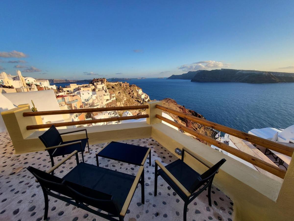 Ariadni Cave In * Oia (Santorini)