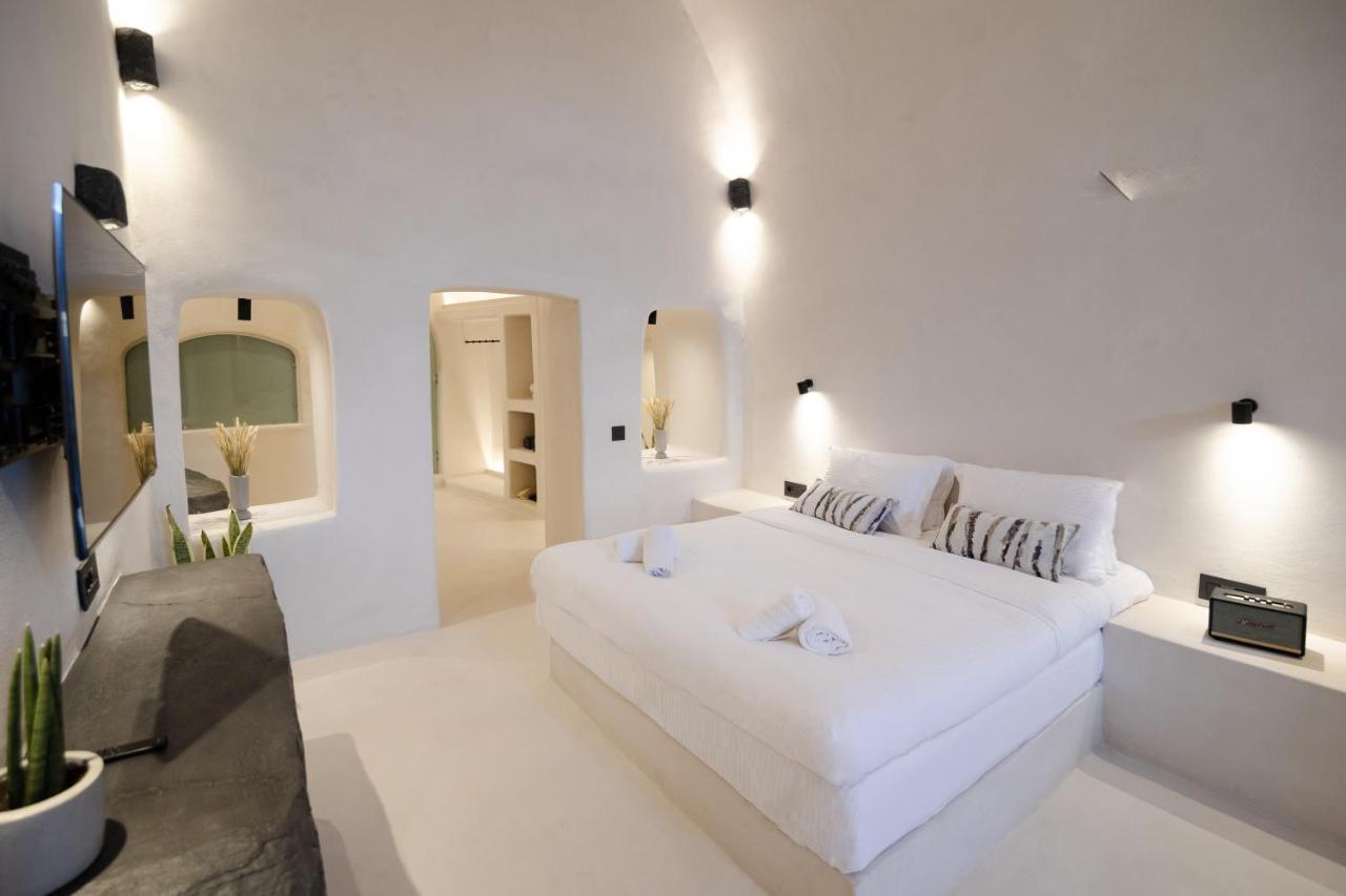 One Of One - Aurelia * Oia (Santorini)