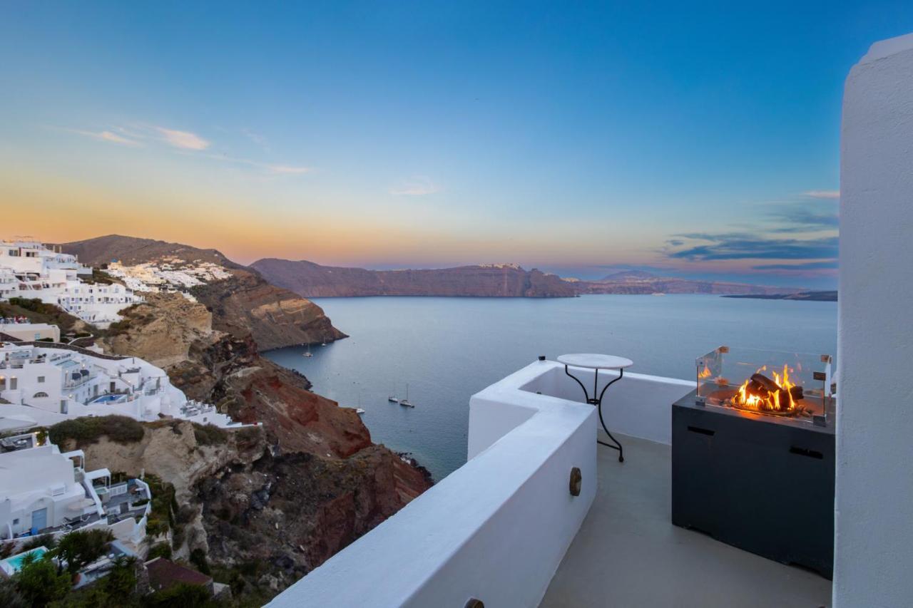 Rhenia's Oia (Santorini)