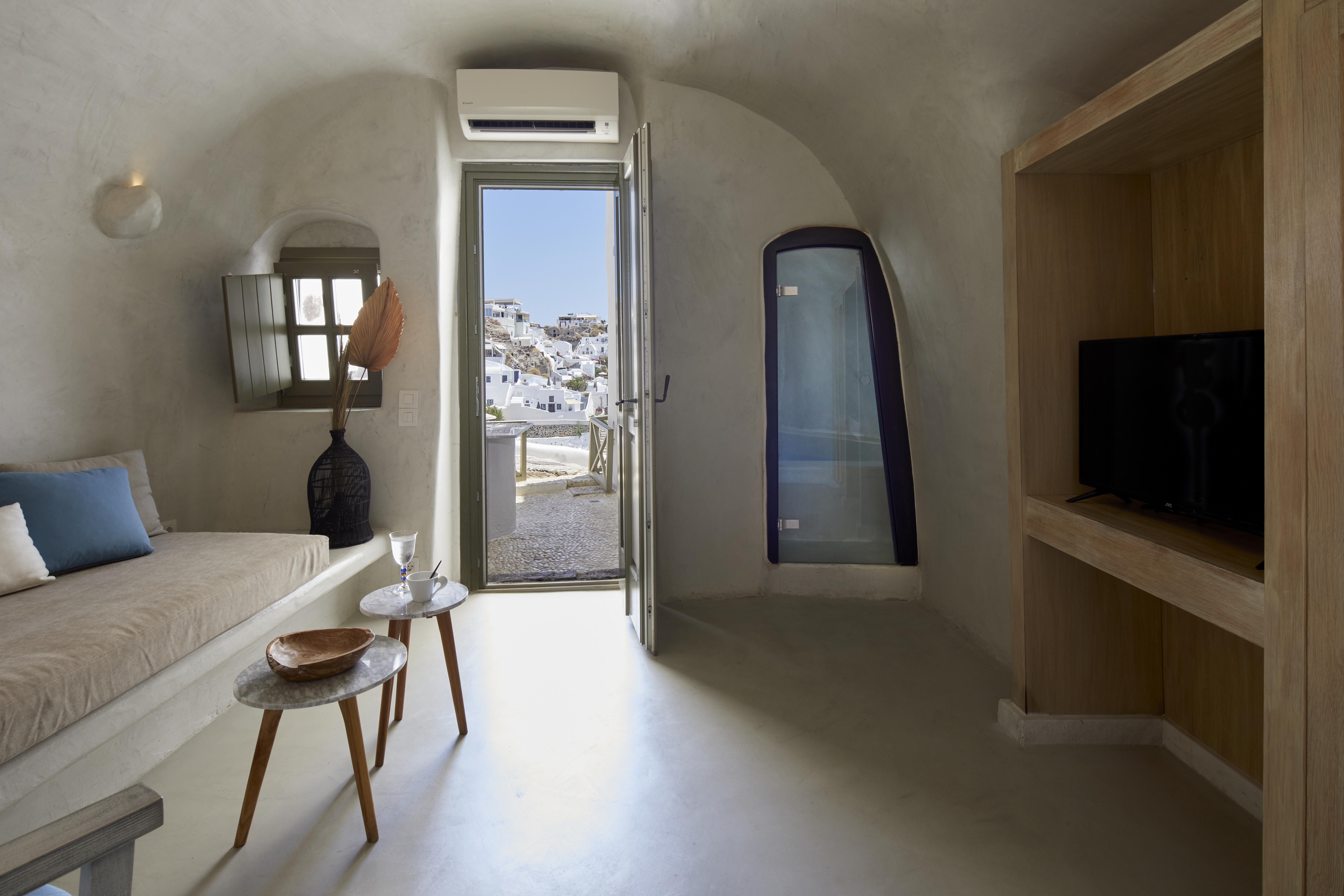 Rhenia's Oia (Santorini)