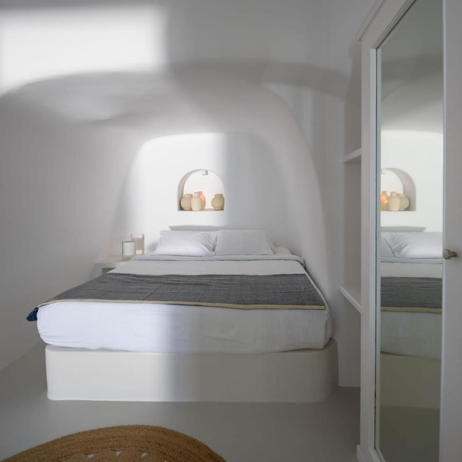 Lcv Oia Lathouri Cave Villa With Heated Plunge Pool Oia (Santorini)