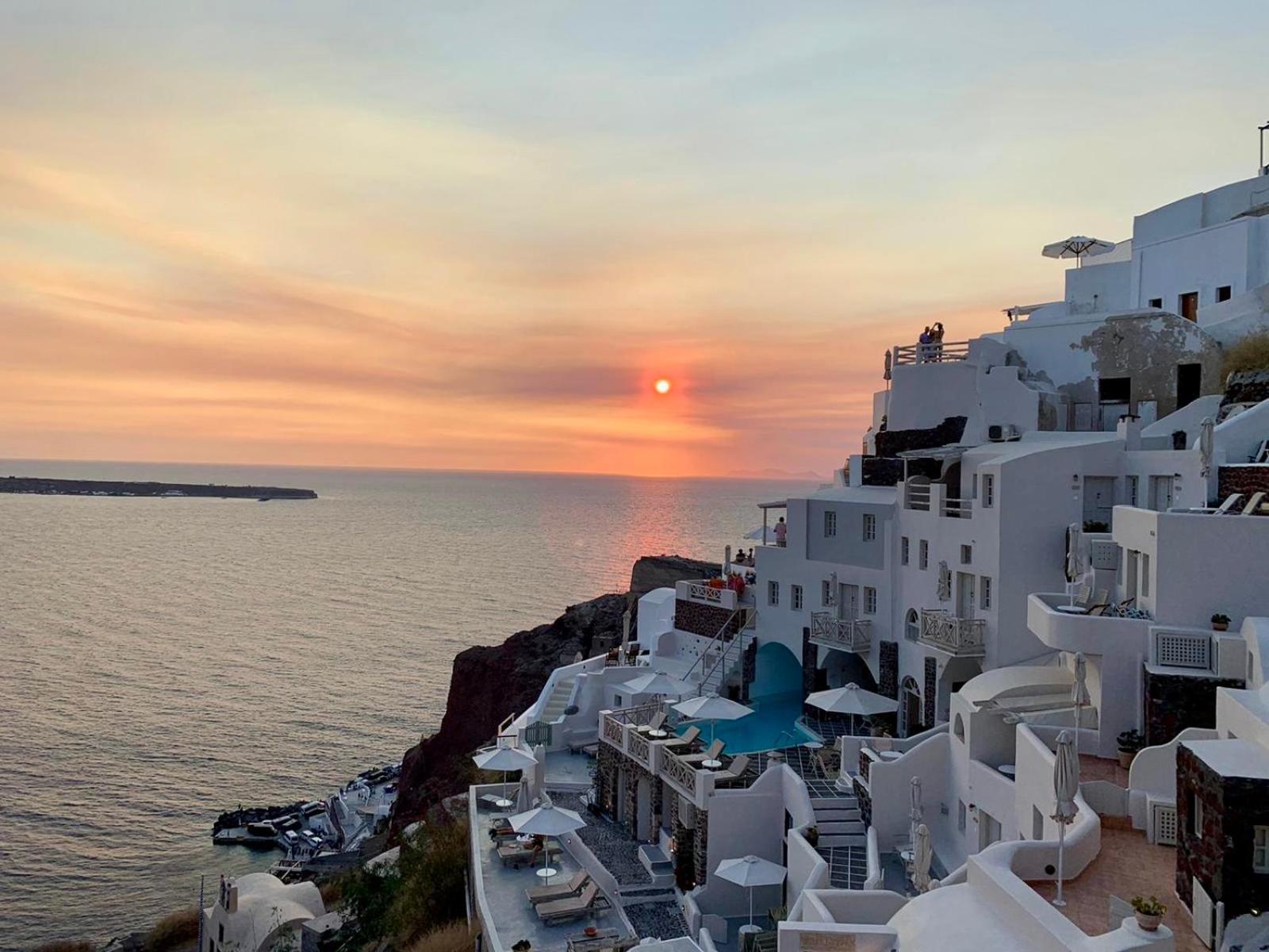 Angle Cavehouse Oia (Santorini)