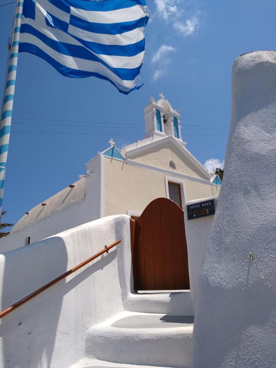 Palm Tree Hill Oia (Santorini)