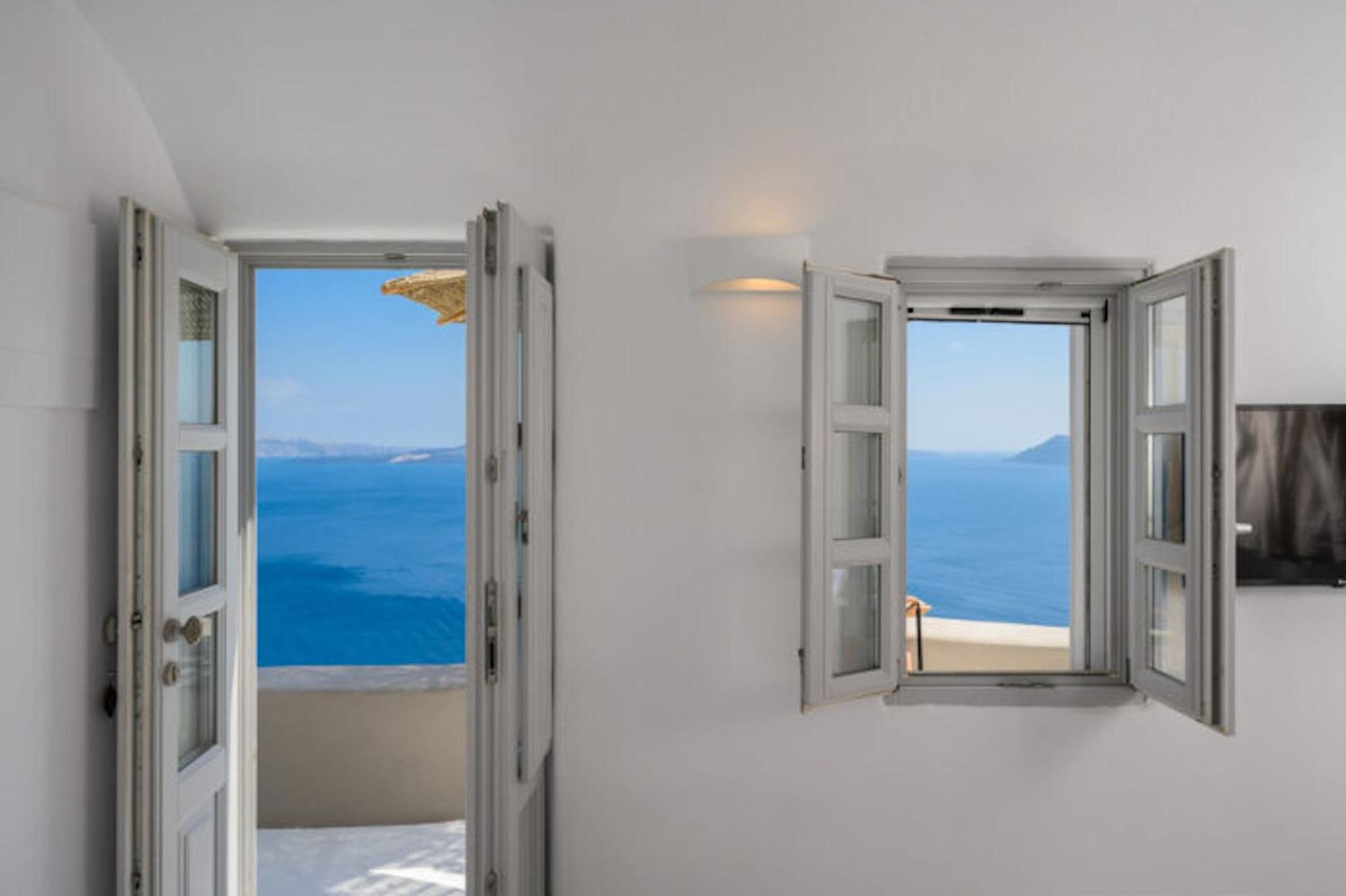Villa Beautiful Santorini 1 Bedroom Blissful Retreat Breathtaking Caldera Sea Views Outdoor Hot Tub *