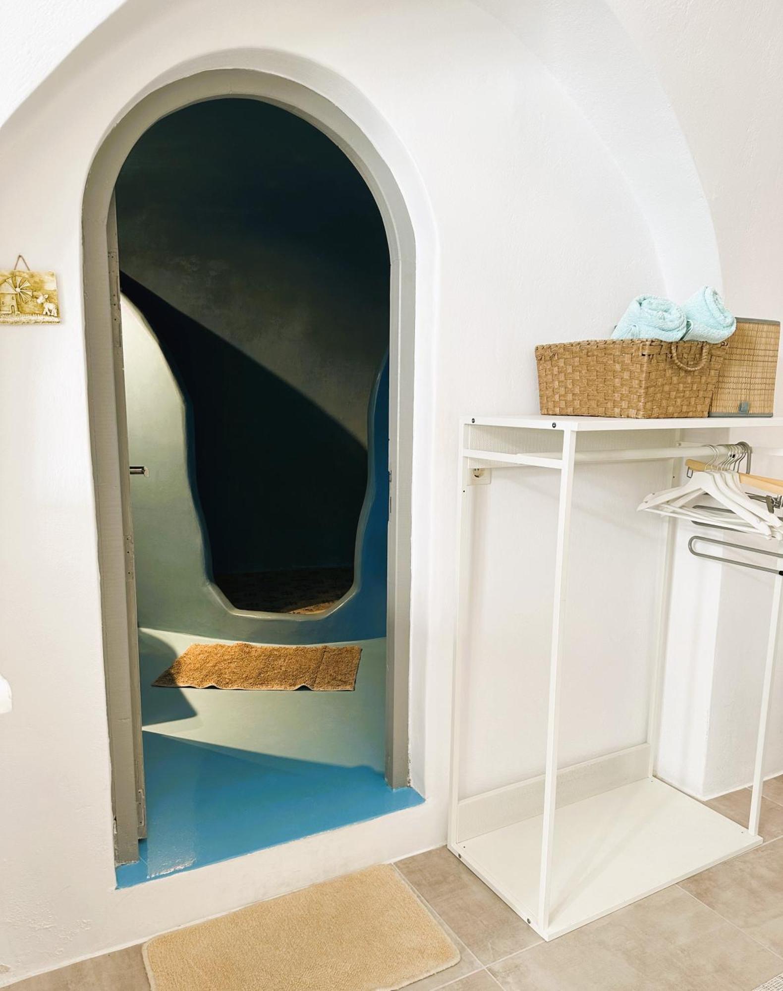 Lioyerma Cave With Private Outdoor Hot Tub Oia (Santorini)