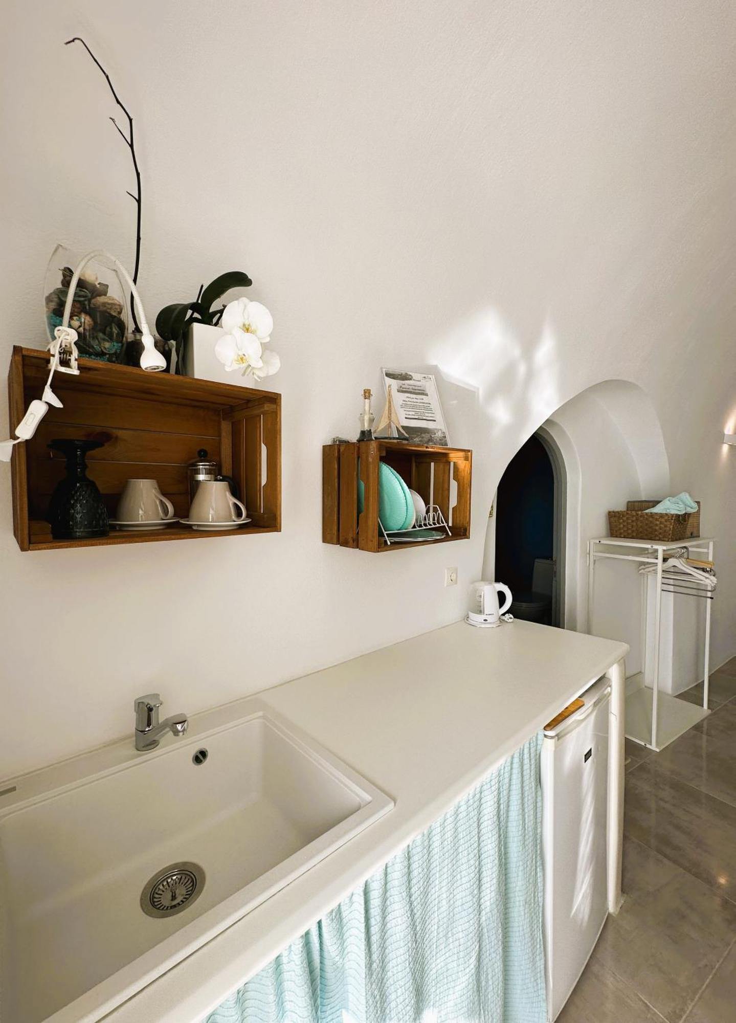 Lioyerma Cave With Private Outdoor Hot Tub Apartment
