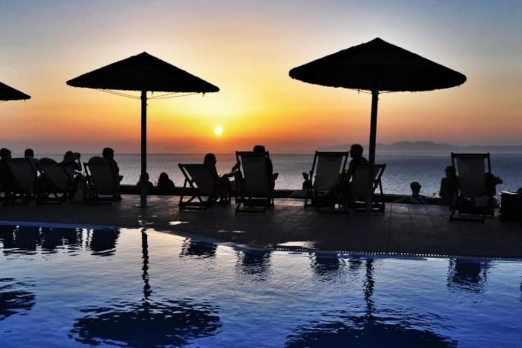 Lioyerma Windmill With Outdoor Hot Tub * Oia (Santorini)
