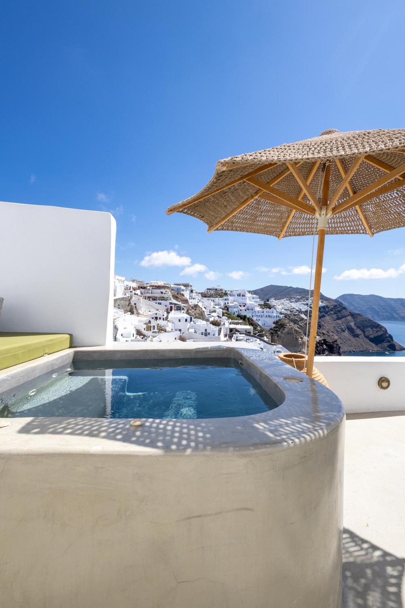 Rhenia's 4* Oia (Santorini)